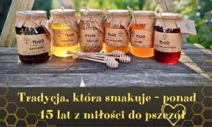 Sześć słoików miodu o różnych kolorach i pyłek pszczeli, obok drewniane mieszadełka.
