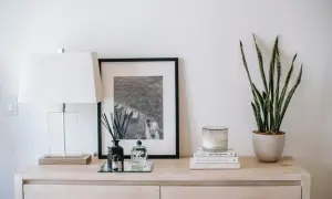 Jak ustawić komodę w salonie? 5 zasad i 6 inspiracji od eksperta