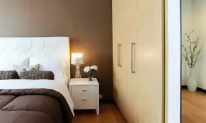 Szafa do sypialni: Jaki kolor powiększy i ociepli Twoje wnętrze?