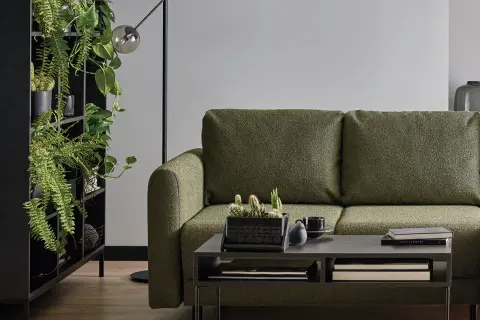 Szara kanapa i brązowe meble: Jaki dywan stworzy harmonię?