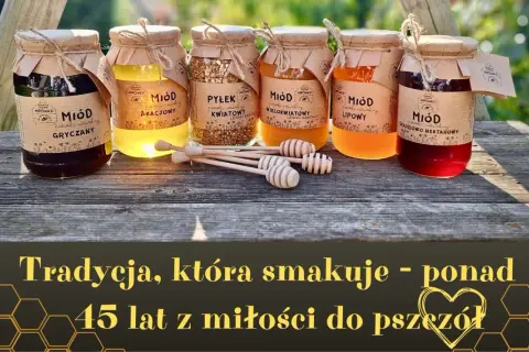 Sześć słoików miodu o różnych kolorach i pyłek pszczeli, obok drewniane mieszadełka.