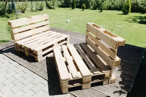 Jak zrobić meble z palet? Prosty poradnik DIY krok po kroku