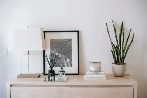 Jak ustawić komodę w salonie? 5 zasad i 6 inspiracji od eksperta