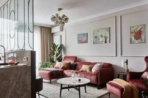 Ściana w salonie: 20+ pomysłów. Odmień wnętrze!
