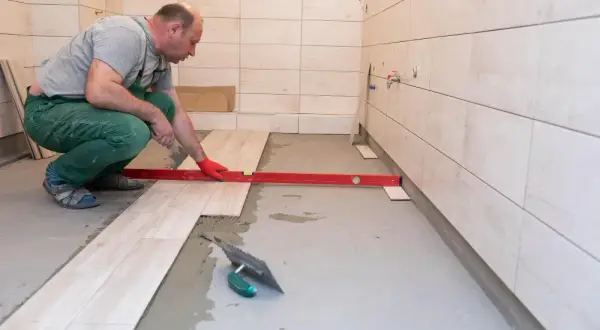 Układanie płytek w łazience samemu? Uniknij błędów i zrób to PRO!