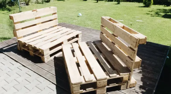 Jak zrobić meble z palet? Prosty poradnik DIY krok po kroku