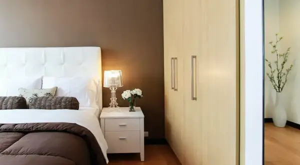 Szafa do sypialni: Jaki kolor powiększy i ociepli Twoje wnętrze?