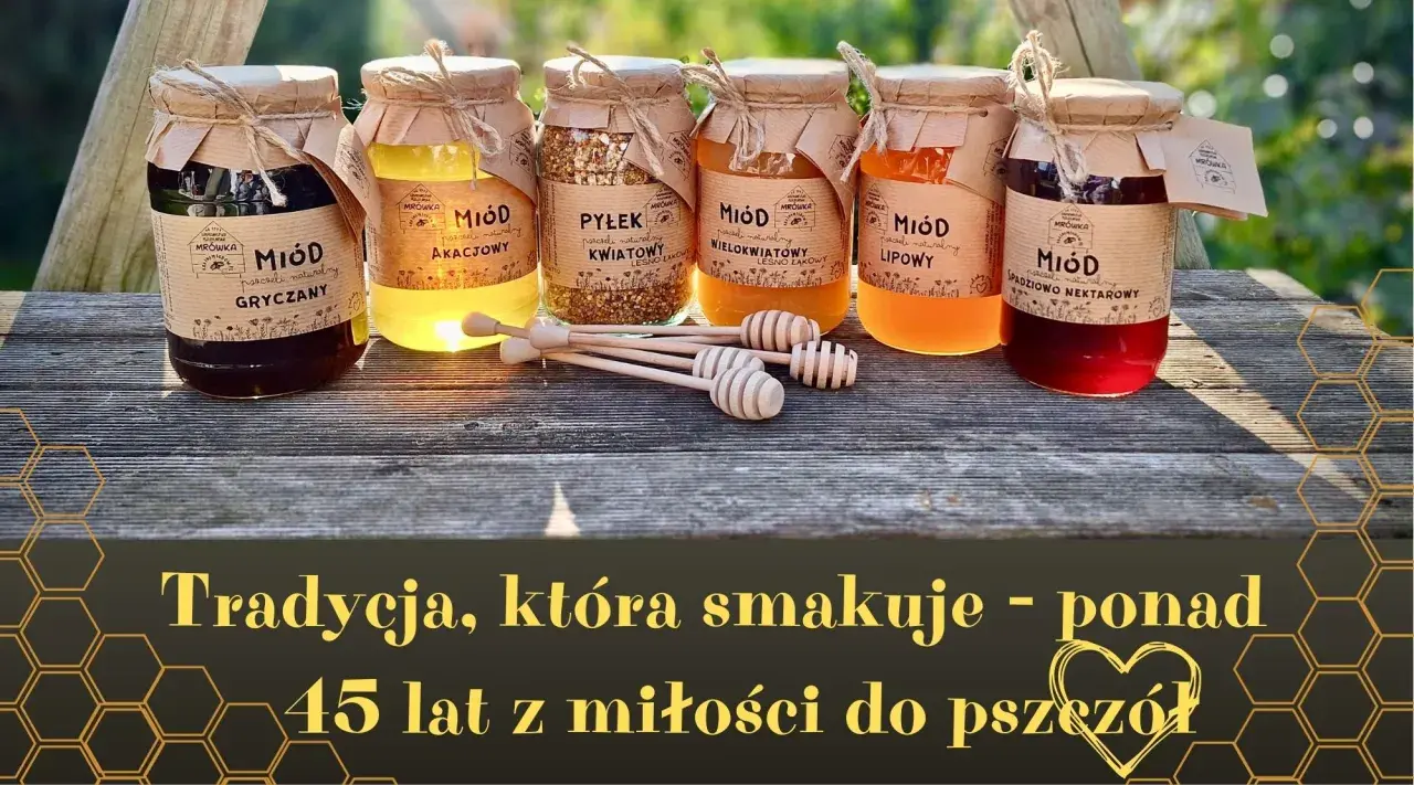 Sześć słoików miodu o różnych kolorach i pyłek pszczeli, obok drewniane mieszadełka.