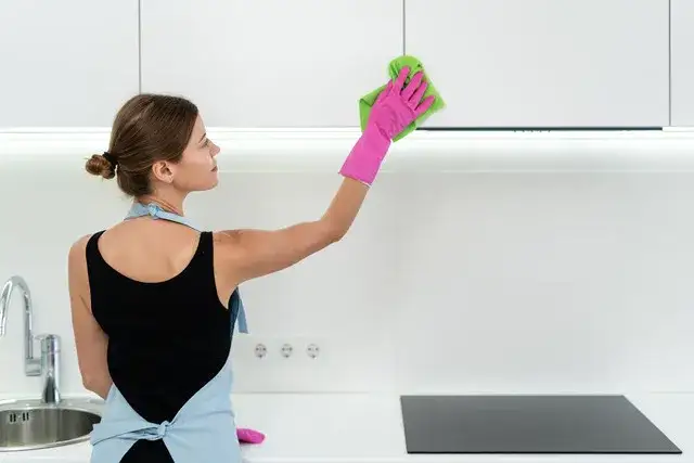 Czyszczenie białych mebli laminowanych