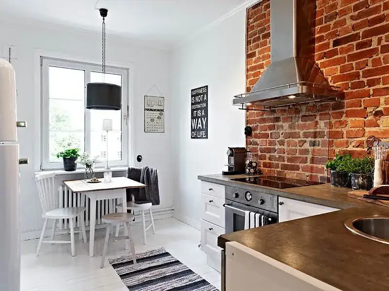 beton architektoniczny w kuchni, ściana z cegły w kuchni loftowej