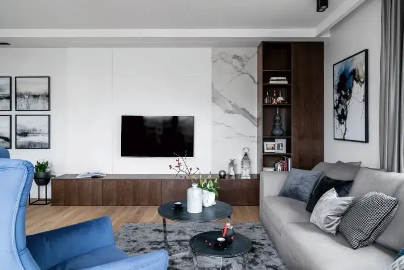 Jasne sofy w salonie z meblami wenge - inspiracje
